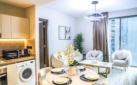 Stay Mindblowing 2 Bedroom Holiday Home With Close View Of Burj Khalifa